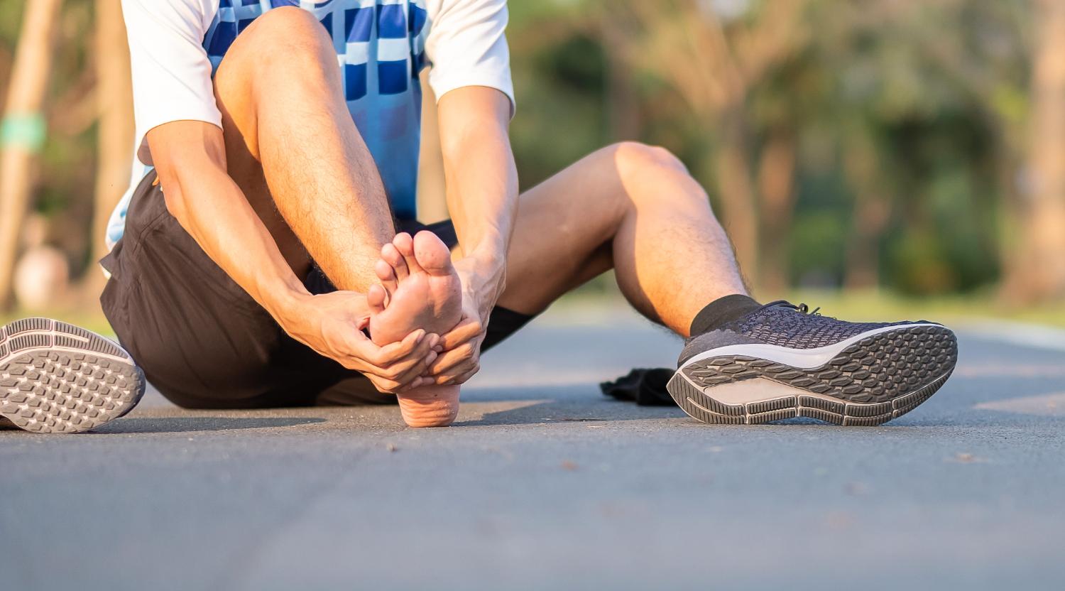 Dolore sotto il tallone quando corri: i rimedi efficaci per la fascite plantare nei runner 